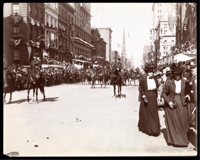 Vista de un grupo militar montado en el Desfile de Dewey en la Quinta Avenida, Nueva York, 1899 de Byron Company